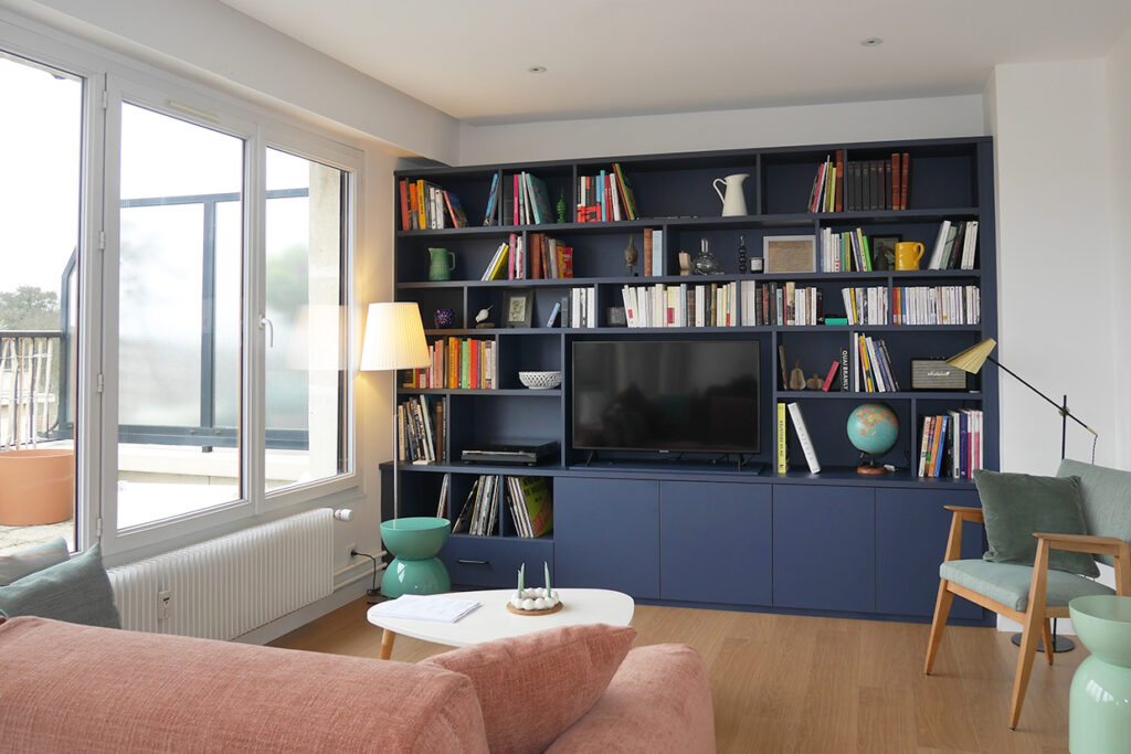 Bibliothèque bleue sur mesure, une réalisation Placards et Miroirs.